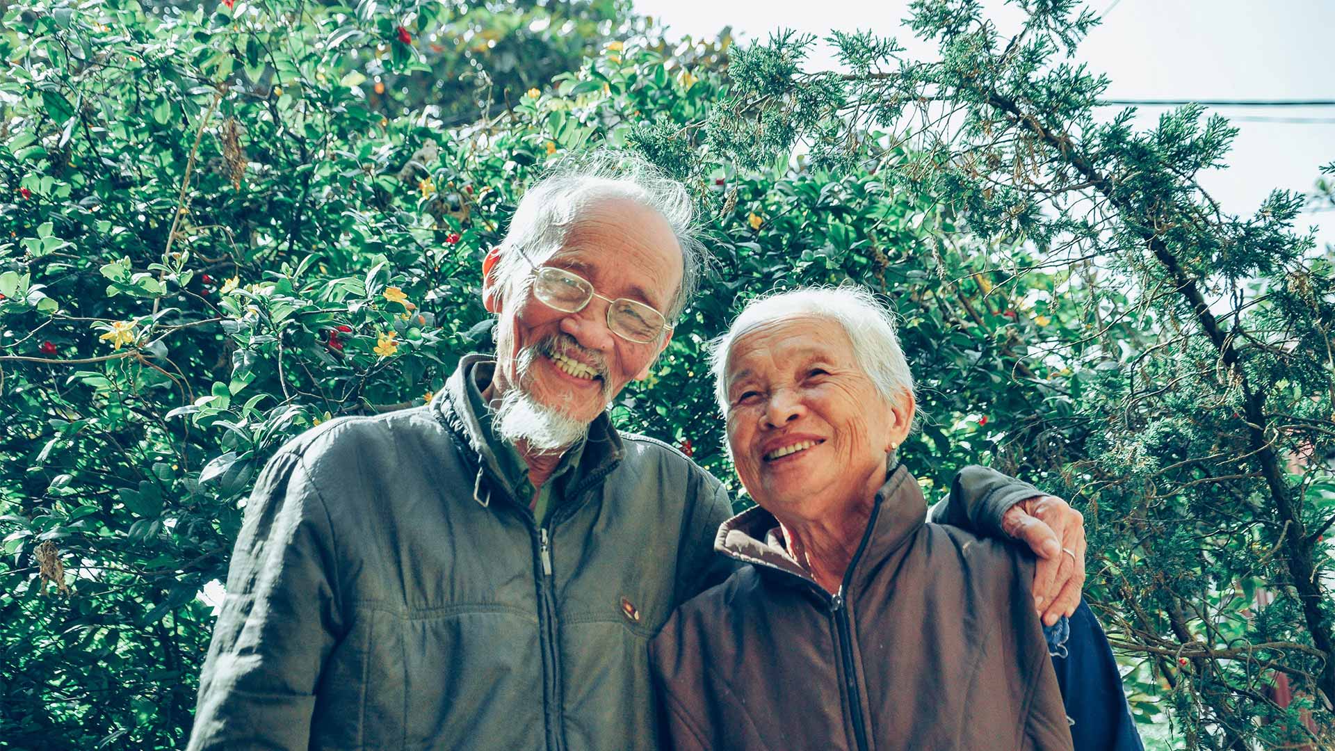 elderly-asian-couple-smiling